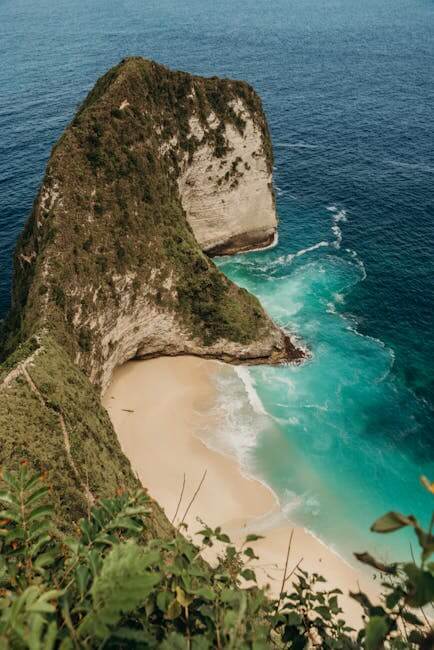 Explore the breathtaking cliffs and turquoise waters of Kelingking Beach in Bali.